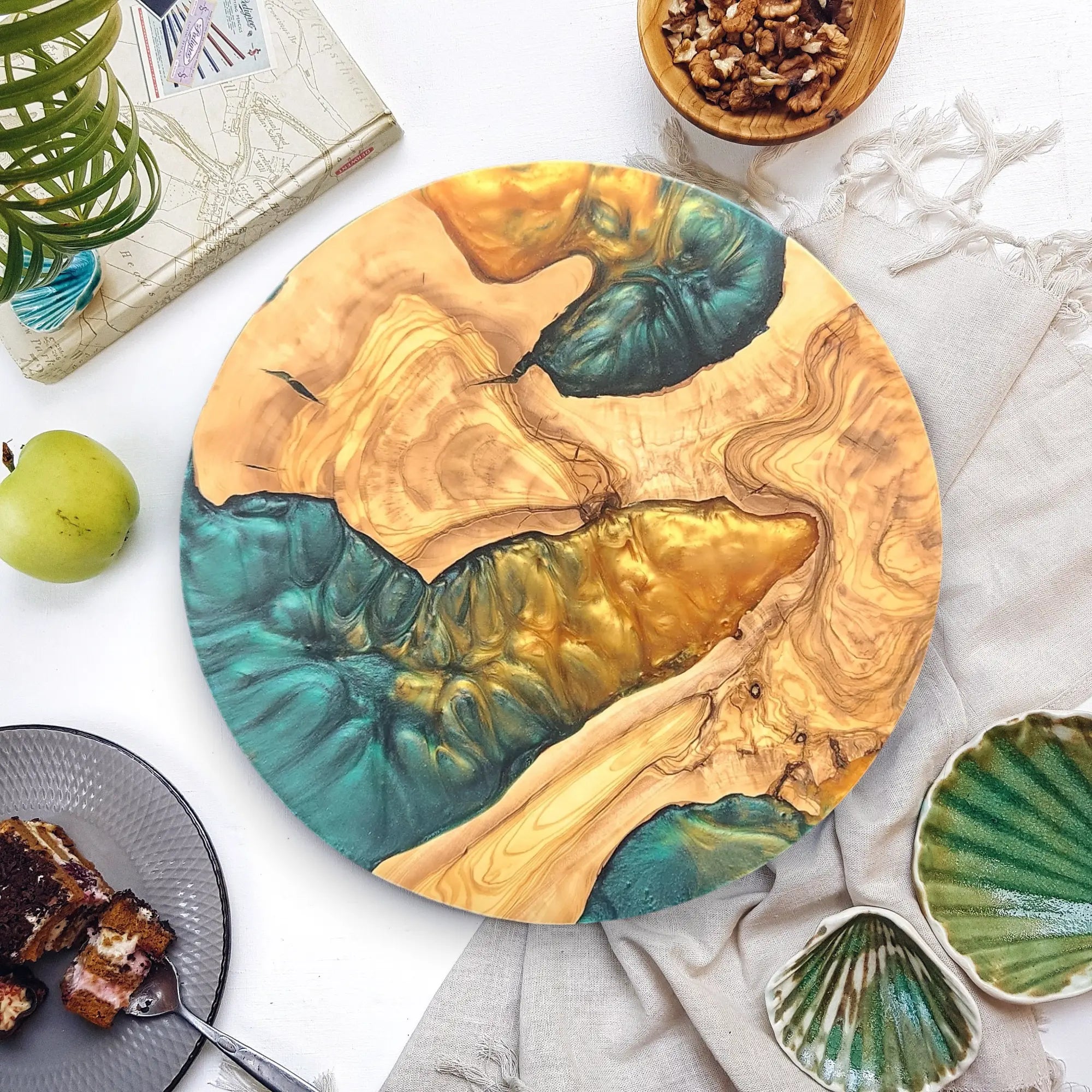 Golden Tide – Round Olive Wood & Emerald Resin Serving Board KitchenResinArt